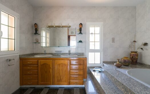 Chalet independiente con piscina y vistas al mar en Montaña la Data