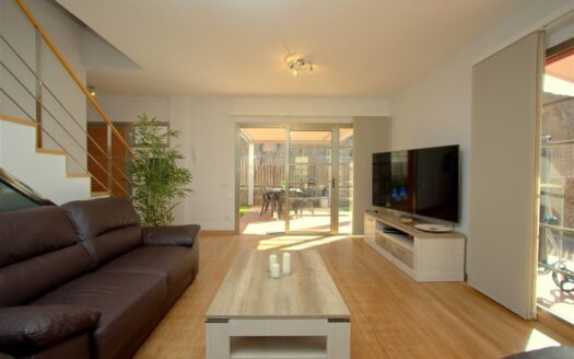 Chalet de lujo con amplio jardín y piscina privada climatizada en Tauro.