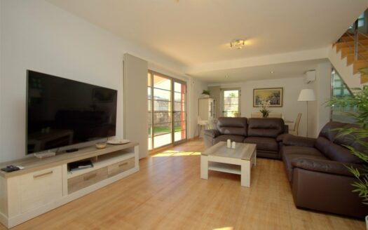 Chalet de lujo con amplio jardín y piscina privada climatizada en Tauro.