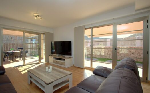 Chalet de lujo con amplio jardín y piscina privada climatizada en Tauro.