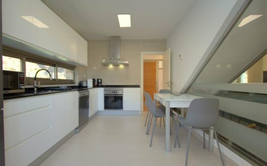 Chalet de lujo con amplio jardín y piscina privada climatizada en Tauro.
