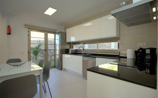 Chalet de lujo con amplio jardín y piscina privada climatizada en Tauro.