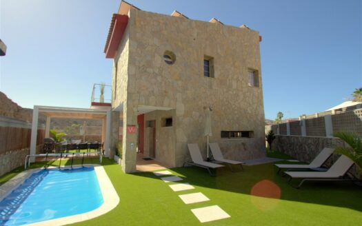 Chalet de lujo con amplio jardín y piscina privada climatizada en Tauro.