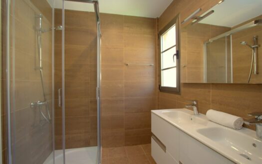 Chalet de lujo con amplio jardín y piscina privada climatizada en Tauro.