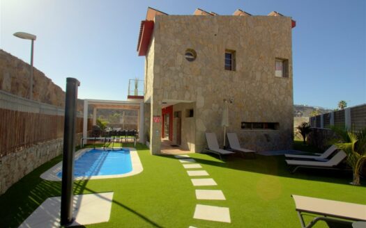 Chalet de lujo con amplio jardín y piscina privada climatizada en Tauro.