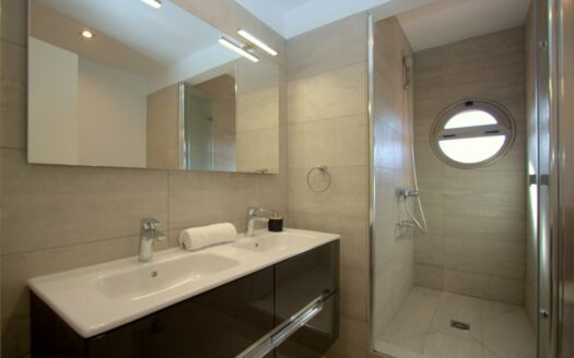 Chalet de lujo con amplio jardín y piscina privada climatizada en Tauro.