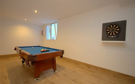 Chalet de lujo con amplio jardín y piscina privada climatizada en Tauro.