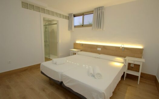 Chalet de lujo con amplio jardín y piscina privada climatizada en Tauro.