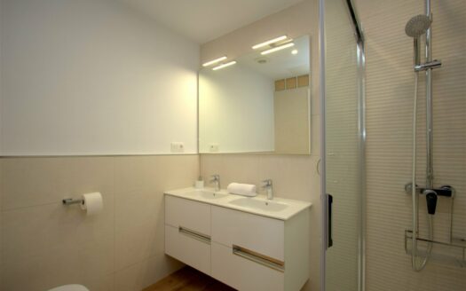 Chalet de lujo con amplio jardín y piscina privada climatizada en Tauro.