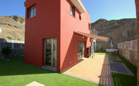 Chalet de lujo con amplio jardín y piscina privada climatizada en Tauro.