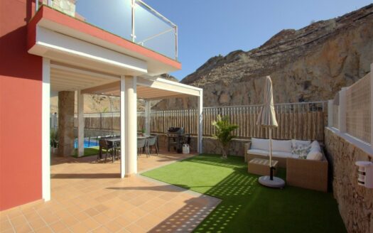 Chalet de lujo con amplio jardín y piscina privada climatizada en Tauro.
