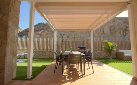 Chalet de lujo con amplio jardín y piscina privada climatizada en Tauro.
