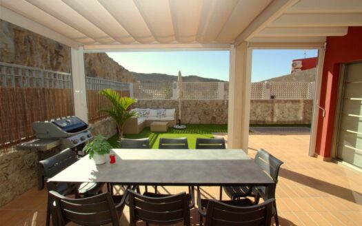 Chalet de lujo con amplio jardín y piscina privada climatizada en Tauro.