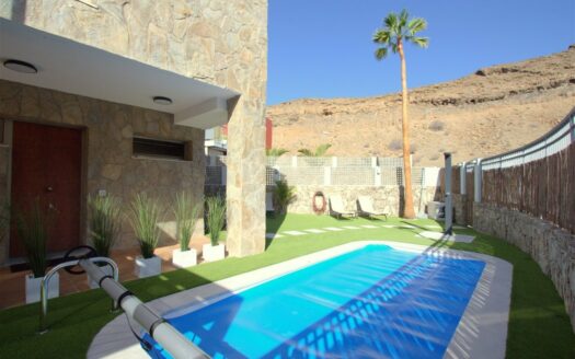 Chalet de lujo con amplio jardín y piscina privada climatizada en Tauro.