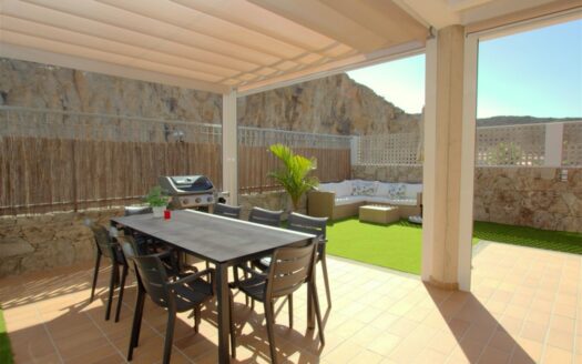 Chalet de lujo con amplio jardín y piscina privada climatizada en Tauro.