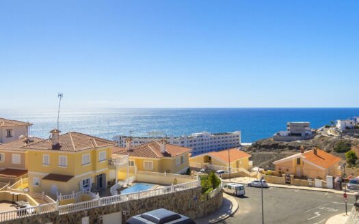 EIGENTÜMER ERWÄGEN DEN VERKAUF DIESER ELEGANTEN LUXUSWHG. MIT 197 M² WOHNFLÄCHE IM OG VON MONTE CARRERA, BLOCK 2 (ZUM MEER HIN). PANORAMABLICK ÜBER DEN OZEAN.