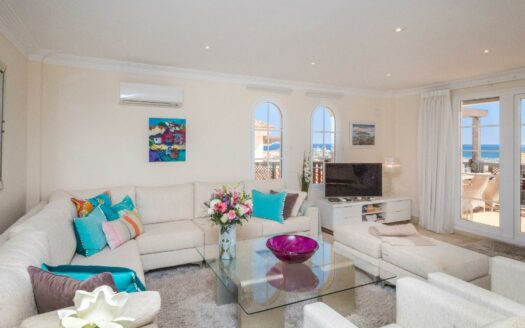 EIGENTÜMER ERWÄGEN DEN VERKAUF DIESER ELEGANTEN LUXUSWHG. MIT 197 M² WOHNFLÄCHE IM OG VON MONTE CARRERA, BLOCK 2 (ZUM MEER HIN). PANORAMABLICK ÜBER DEN OZEAN.