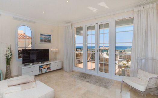 EIGENTÜMER ERWÄGEN DEN VERKAUF DIESER ELEGANTEN LUXUSWHG. MIT 197 M² WOHNFLÄCHE IM OG VON MONTE CARRERA, BLOCK 2 (ZUM MEER HIN). PANORAMABLICK ÜBER DEN OZEAN.