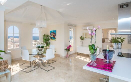 EIGENTÜMER ERWÄGEN DEN VERKAUF DIESER ELEGANTEN LUXUSWHG. MIT 197 M² WOHNFLÄCHE IM OG VON MONTE CARRERA, BLOCK 2 (ZUM MEER HIN). PANORAMABLICK ÜBER DEN OZEAN.