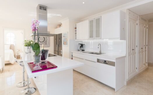 EIGENTÜMER ERWÄGEN DEN VERKAUF DIESER ELEGANTEN LUXUSWHG. MIT 197 M² WOHNFLÄCHE IM OG VON MONTE CARRERA, BLOCK 2 (ZUM MEER HIN). PANORAMABLICK ÜBER DEN OZEAN.