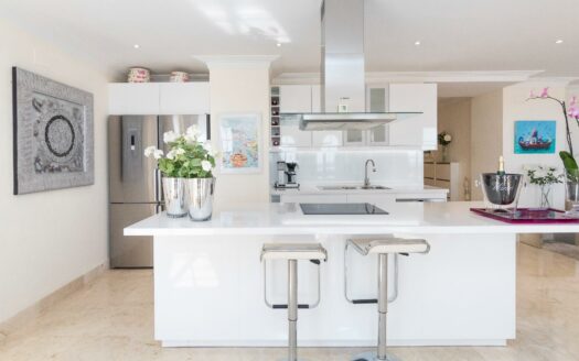 EIGENTÜMER ERWÄGEN DEN VERKAUF DIESER ELEGANTEN LUXUSWHG. MIT 197 M² WOHNFLÄCHE IM OG VON MONTE CARRERA, BLOCK 2 (ZUM MEER HIN). PANORAMABLICK ÜBER DEN OZEAN.