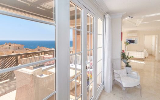 EIGENTÜMER ERWÄGEN DEN VERKAUF DIESER ELEGANTEN LUXUSWHG. MIT 197 M² WOHNFLÄCHE IM OG VON MONTE CARRERA, BLOCK 2 (ZUM MEER HIN). PANORAMABLICK ÜBER DEN OZEAN.