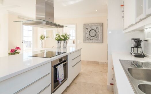 EIGENTÜMER ERWÄGEN DEN VERKAUF DIESER ELEGANTEN LUXUSWHG. MIT 197 M² WOHNFLÄCHE IM OG VON MONTE CARRERA, BLOCK 2 (ZUM MEER HIN). PANORAMABLICK ÜBER DEN OZEAN.