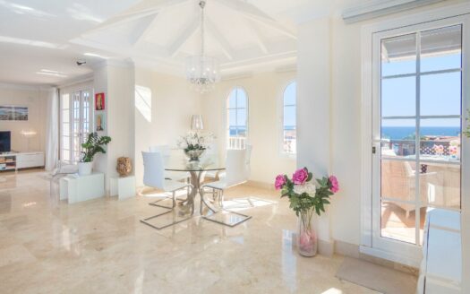 EIGENTÜMER ERWÄGEN DEN VERKAUF DIESER ELEGANTEN LUXUSWHG. MIT 197 M² WOHNFLÄCHE IM OG VON MONTE CARRERA, BLOCK 2 (ZUM MEER HIN). PANORAMABLICK ÜBER DEN OZEAN.