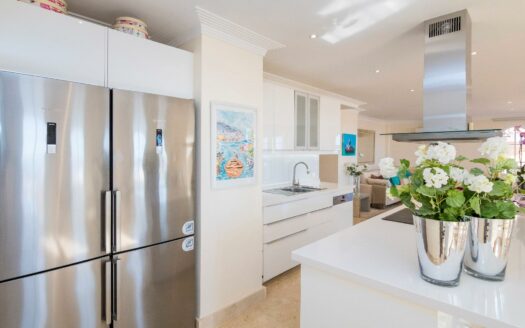 EIGENTÜMER ERWÄGEN DEN VERKAUF DIESER ELEGANTEN LUXUSWHG. MIT 197 M² WOHNFLÄCHE IM OG VON MONTE CARRERA, BLOCK 2 (ZUM MEER HIN). PANORAMABLICK ÜBER DEN OZEAN.