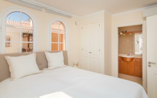 EIGENTÜMER ERWÄGEN DEN VERKAUF DIESER ELEGANTEN LUXUSWHG. MIT 197 M² WOHNFLÄCHE IM OG VON MONTE CARRERA, BLOCK 2 (ZUM MEER HIN). PANORAMABLICK ÜBER DEN OZEAN.