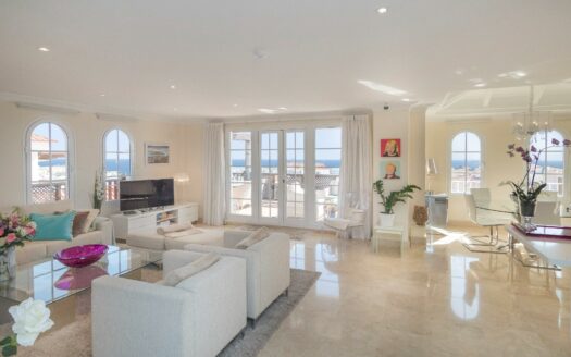 EIGENTÜMER ERWÄGEN DEN VERKAUF DIESER ELEGANTEN LUXUSWHG. MIT 197 M² WOHNFLÄCHE IM OG VON MONTE CARRERA, BLOCK 2 (ZUM MEER HIN). PANORAMABLICK ÜBER DEN OZEAN.