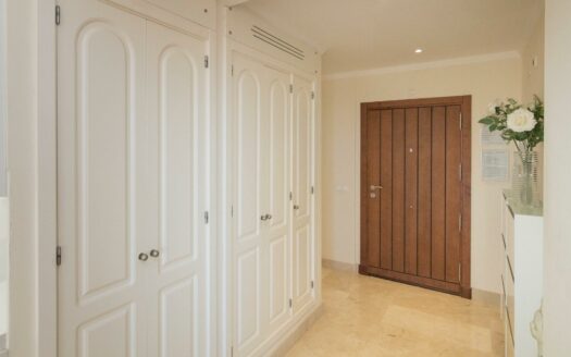 EIGENTÜMER ERWÄGEN DEN VERKAUF DIESER ELEGANTEN LUXUSWHG. MIT 197 M² WOHNFLÄCHE IM OG VON MONTE CARRERA, BLOCK 2 (ZUM MEER HIN). PANORAMABLICK ÜBER DEN OZEAN.