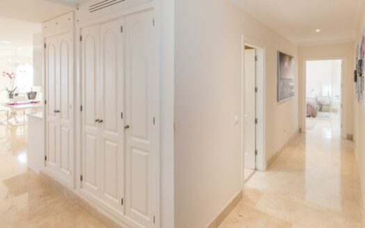 EIGENTÜMER ERWÄGEN DEN VERKAUF DIESER ELEGANTEN LUXUSWHG. MIT 197 M² WOHNFLÄCHE IM OG VON MONTE CARRERA, BLOCK 2 (ZUM MEER HIN). PANORAMABLICK ÜBER DEN OZEAN.