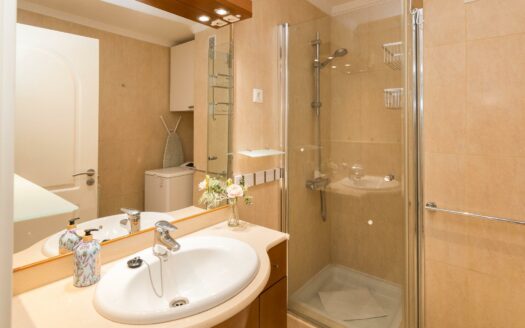 EIGENTÜMER ERWÄGEN DEN VERKAUF DIESER ELEGANTEN LUXUSWHG. MIT 197 M² WOHNFLÄCHE IM OG VON MONTE CARRERA, BLOCK 2 (ZUM MEER HIN). PANORAMABLICK ÜBER DEN OZEAN.