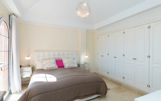 EIGENTÜMER ERWÄGEN DEN VERKAUF DIESER ELEGANTEN LUXUSWHG. MIT 197 M² WOHNFLÄCHE IM OG VON MONTE CARRERA, BLOCK 2 (ZUM MEER HIN). PANORAMABLICK ÜBER DEN OZEAN.