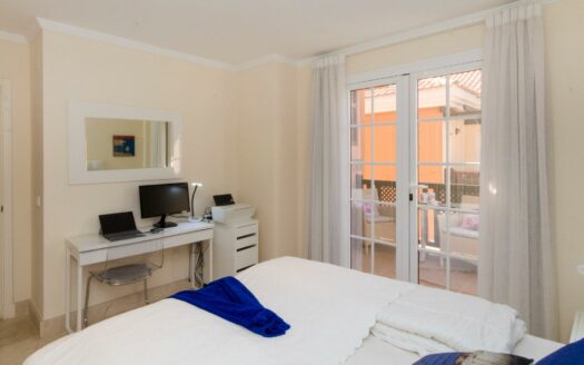 EIGENTÜMER ERWÄGEN DEN VERKAUF DIESER ELEGANTEN LUXUSWHG. MIT 197 M² WOHNFLÄCHE IM OG VON MONTE CARRERA, BLOCK 2 (ZUM MEER HIN). PANORAMABLICK ÜBER DEN OZEAN.