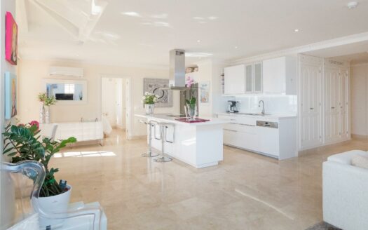 EIGENTÜMER ERWÄGEN DEN VERKAUF DIESER ELEGANTEN LUXUSWHG. MIT 197 M² WOHNFLÄCHE IM OG VON MONTE CARRERA, BLOCK 2 (ZUM MEER HIN). PANORAMABLICK ÜBER DEN OZEAN.