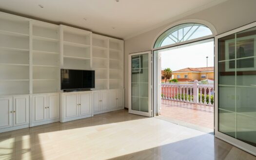 Chalet independiente con jardín y piscina privada en La Garita precio negociable