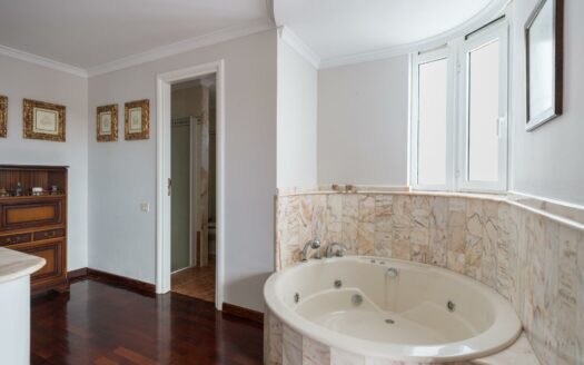 Chalet independiente con jardín y piscina privada en La Garita precio negociable