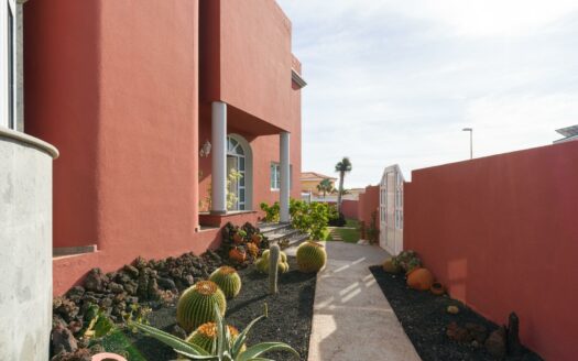 Chalet independiente con jardín y piscina privada en La Garita precio negociable