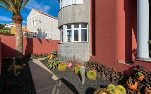 Chalet independiente con jardín y piscina privada en La Garita precio negociable