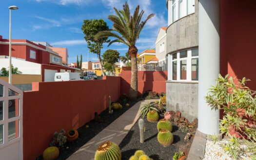 Chalet independiente con jardín y piscina privada en La Garita precio negociable