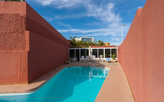 Chalet independiente con jardín y piscina privada en La Garita precio negociable