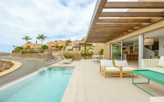 Exclusivo chalet con piscina y terraza para temporada de invierno