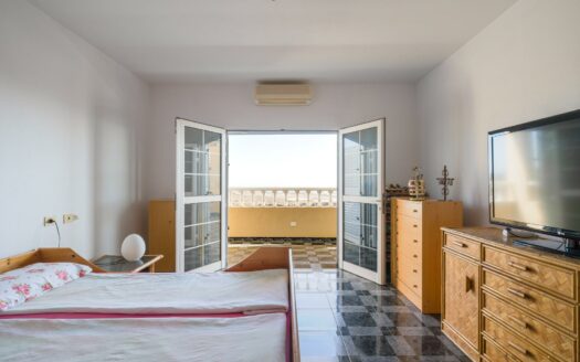 Chalet independiente con piscina y vistas al mar en Montaña la Data