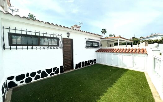 Bungalow with 2 terraces and communal pool for the winter