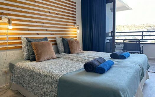 Estudio con vistas al mar, piscina y plaza de aparcamiento