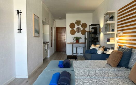 Estudio con vistas al mar, piscina y plaza de aparcamiento