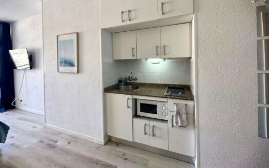 Estudio con vistas al mar, piscina y plaza de aparcamiento
