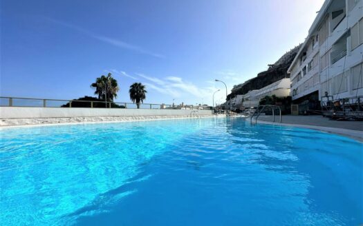 Estudio con vistas al mar, piscina y plaza de aparcamiento